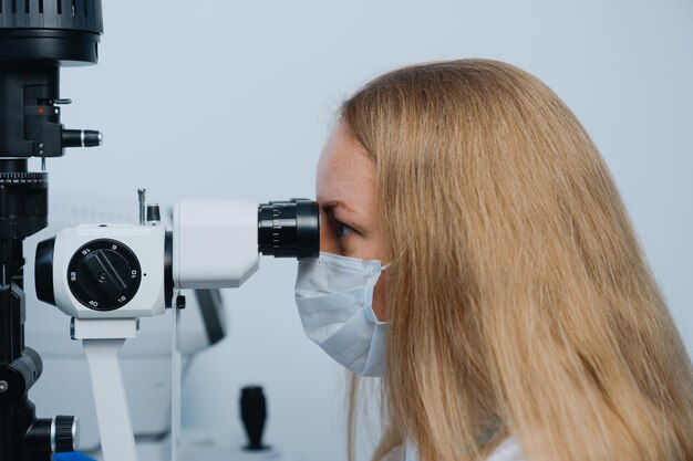 Foto retrato de um optometrista enquanto trabalhava na clínica