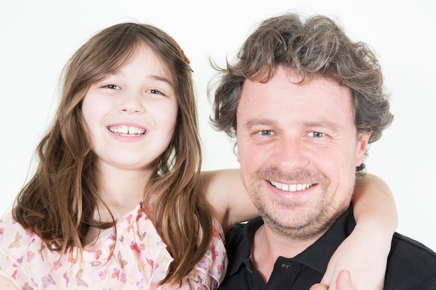 Retrato de um pai feliz e uma linda filha menina