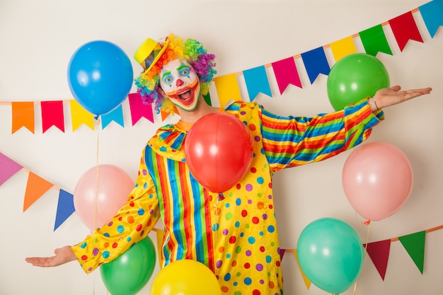 Retrato de um palhaço alegre em uma festa