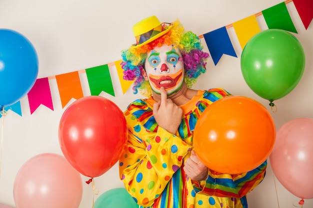 Retrato de um palhaço alegre em uma festa