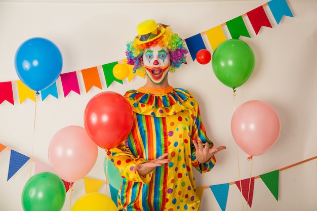 Retrato de um palhaço alegre em uma festa