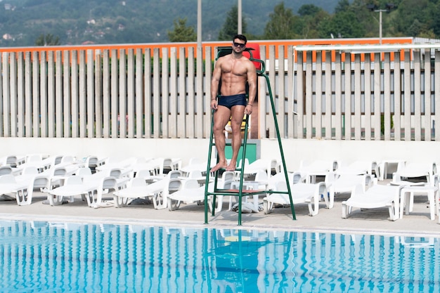 Retrato de um salva-vidas na piscina
