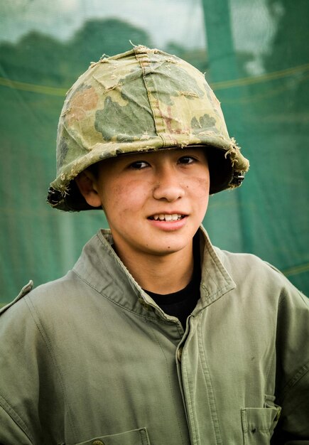 Foto retrato de um soldado adolescente