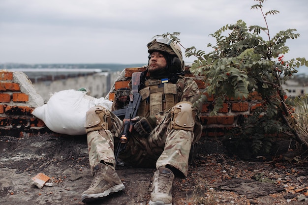 Retrato de um soldado ucraniano em sua posição de combate Guerra entre a Ucrânia e a Rússia