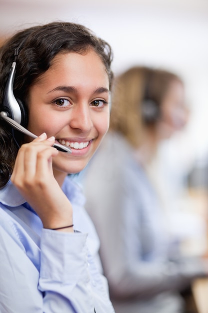 Foto retrato de um sorridente assistente de cliente