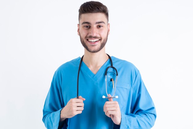 Retrato de um sorridente e bonito médico
