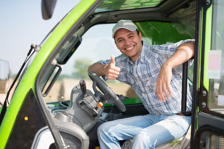 Foto retrato, de, um, sorrindo, agricultor, dar, polegares cima, em, seu, trator