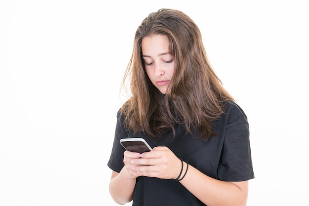 Retrato, de, um, sorrindo, casual, mulher segura, smartphone