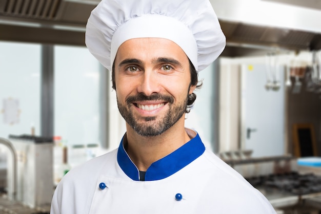 Retrato, de, um, sorrindo, cozinheiro, em, seu, cozinha