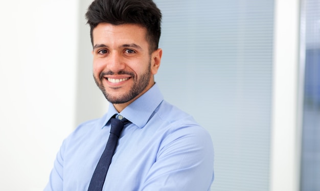 Retrato, de, um, sorrindo, jovem, homem negócios, sentando, em, seu, escritório