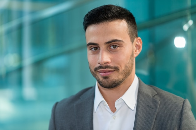 Retrato, de, um, sorrindo, jovem, homem negócios