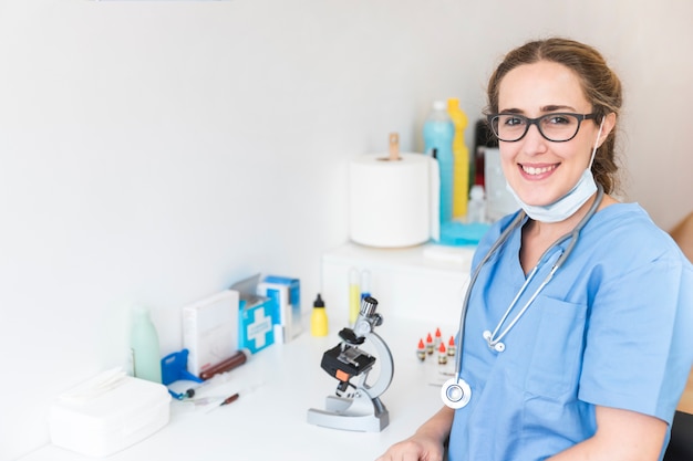 Foto retrato, de, um, sorrindo, médico feminino, em, um, laboratório