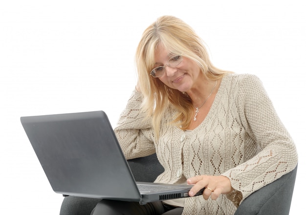 Retrato, de, um, sorrindo, mulher madura, usando computador portátil