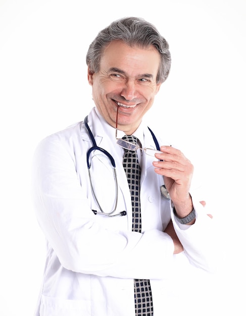 Retrato de um terapeuta médico benevolenteisolado no fundo branco
