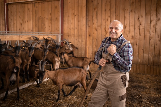 Retrato de um trabalhador agrícola sênior ou pecuarista em uma casa de fazenda