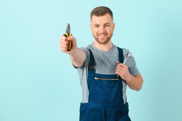 Retrato de um trabalhador amigável isolado em azul