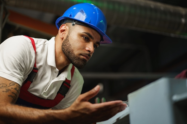 Foto retrato de um trabalhador braçal afro-americano trabalhando em uma fábrica industrial