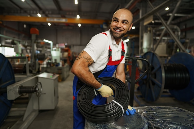 Foto retrato de um trabalhador de fábrica afro-americano bonito sorridente