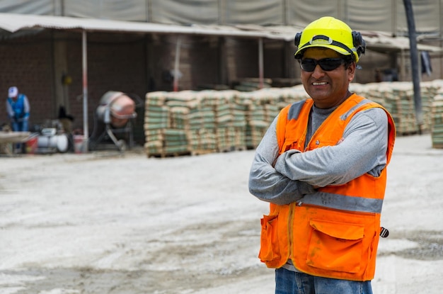 Foto retrato de um trabalhador de pé no canteiro de obras