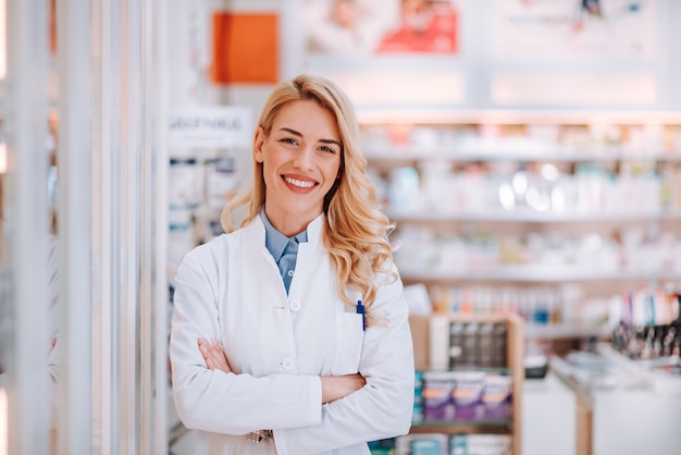 Foto retrato de um trabalhador de sorriso dos cuidados médicos na farmácia moderna.