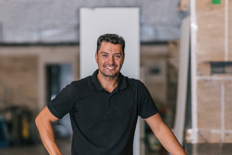 Retrato de um trabalhador em uma oficina de móveis