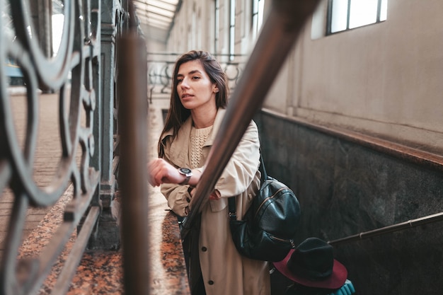 Retrato de um turista bonito nas escadas na estação