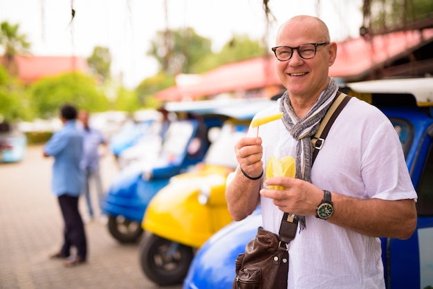 Retrato de um turista escandinavo sênior passando férias na cidade de Ayutthaya, na Tailândia