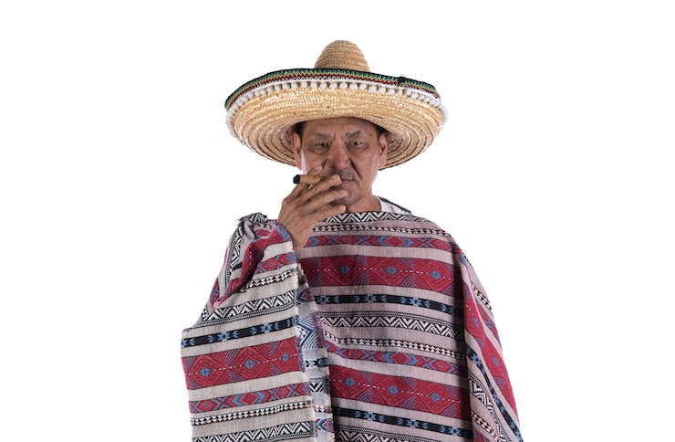 Foto retrato de um velho mexicano em um poncho em um fundo branco