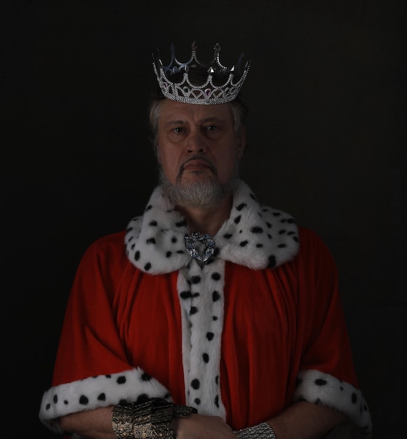 Foto retrato de um velho rei medieval barbudo