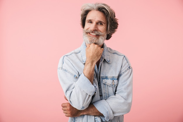 Retrato de um velho satisfeito com barba grisalha sorrindo isolado