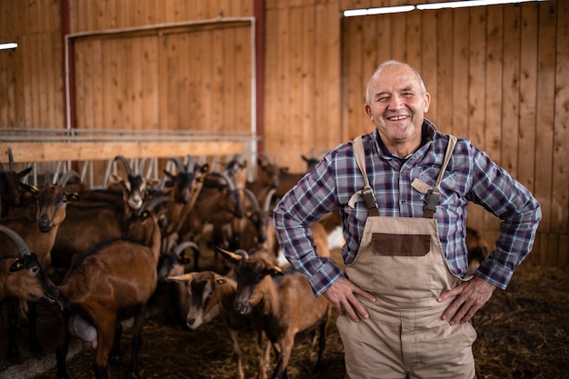 Retrato de um velho trabalhador rural ou pecuarista em uma casa de fazenda