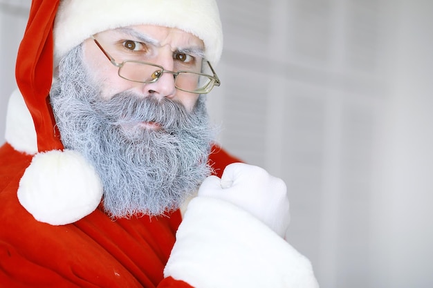 Retrato de um verdadeiro feliz Papai Noel, feriados de Natal com tema de Papai Noel engraçado e ano novo de inverno, o Natal está chegando