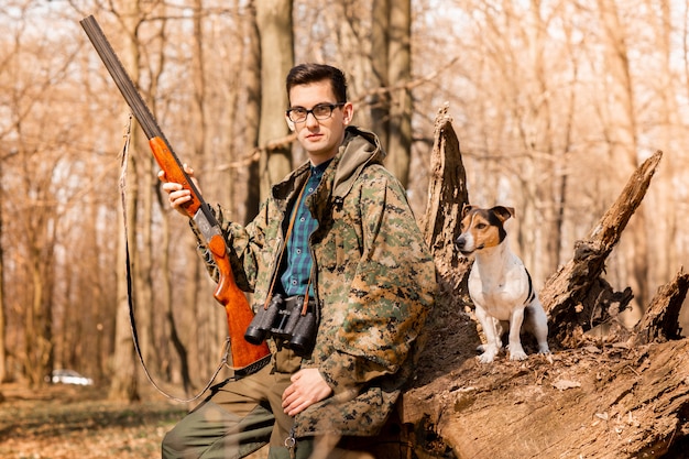 Retrato, de, um, yang, caçador, com, um, cão, floresta