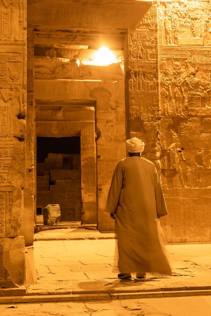 Retrato de um zelador masculino local do templo Kom Ombo em traje tradicional