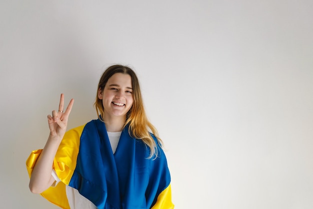 Retrato de uma adolescente com a bandeira ucraniana sobre um fundo branco