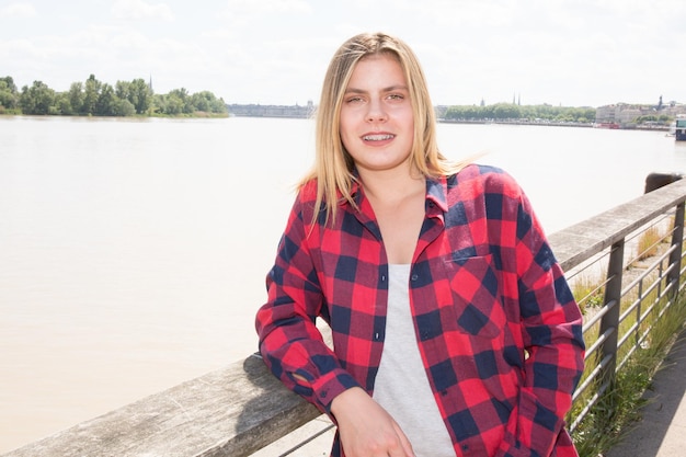 Retrato de uma adolescente de 15 anos perto da cidade do rio