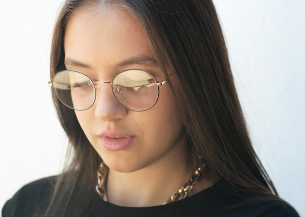 Retrato de uma adolescente em óculos para correção de visão closeup