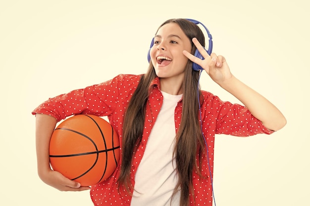 Retrato de uma adolescente emocionada e excitada, adolescente, adolescente, com bola de basquete