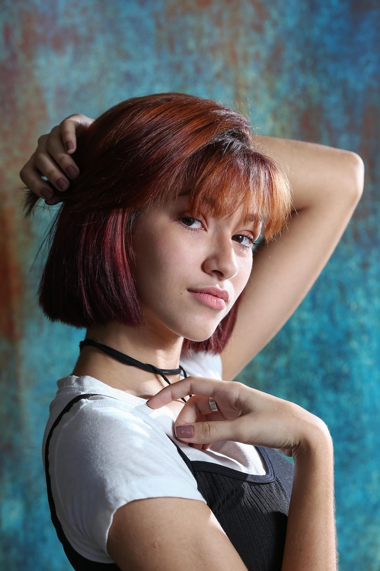 Foto retrato de uma adolescente na parede