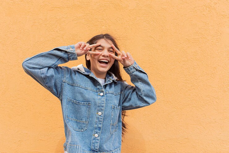 Foto retrato de uma adolescente sorridente e alegre cultura da juventude