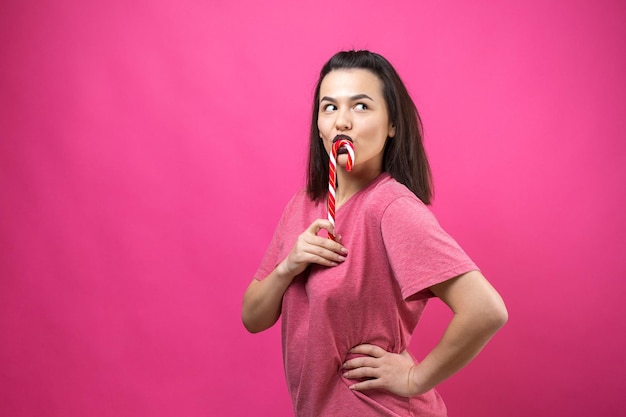 Retrato de uma adorável doce linda mulher alegre com cabelos castanhos lisos