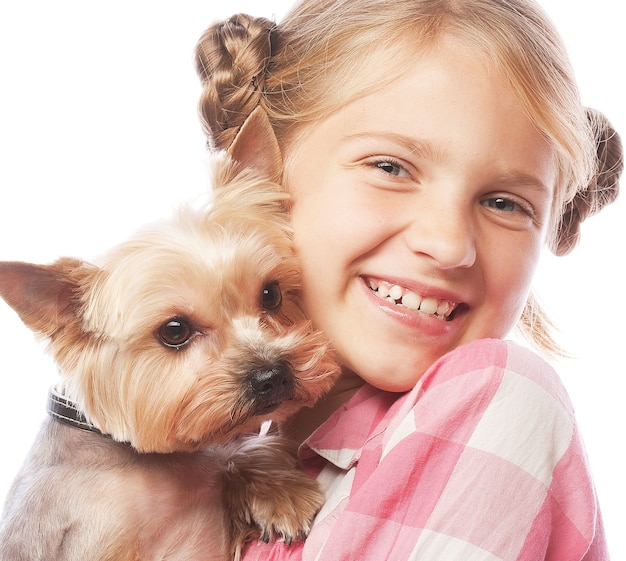 Foto retrato de uma adorável jovem sorridente segurando um filhote de cachorro yorkshire terrier