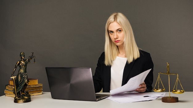 Retrato de uma advogada empresária olhando para a câmera enquanto trabalhava no escritório