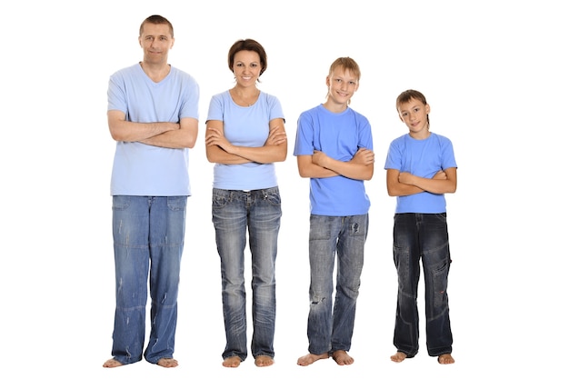 Retrato de uma alegre família de quatro pessoas se divertindo em um fundo branco