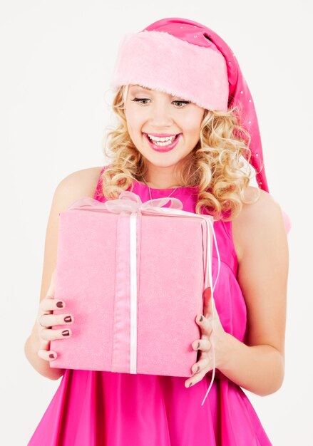 retrato de uma alegre menina ajudante de Papai Noel com caixa de presente