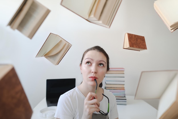 Retrato de uma aluna com livros e óculos, jovem aluna lendo livros e se preparando