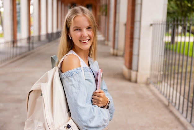 Foto retrato de uma aluna sorridente