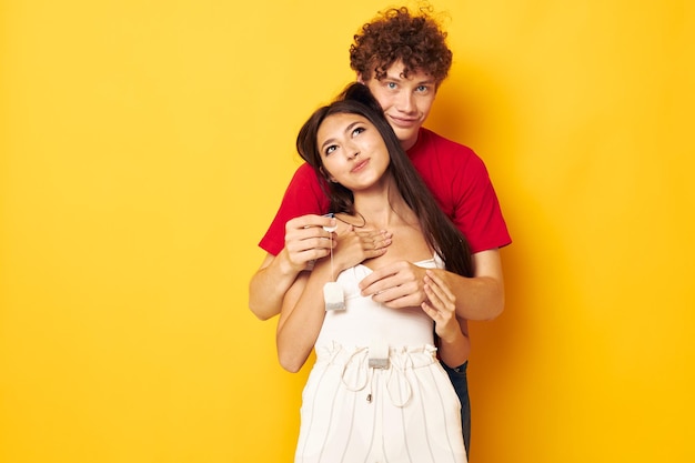 Retrato de uma amizade de homem e mulher posando abraços juntos fundo isolado inalterado