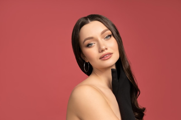 Retrato de uma atraente e elegante menina morena