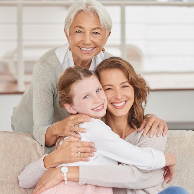 Retrato de uma avó relaxando com sua filha e mãe Menina se relacionando com seus pais e avós na sala de estar em casa Três gerações passando tempo juntos